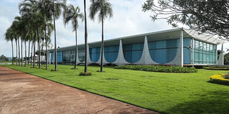 Deputados querem explicações sobre sigilo de visitas a Lula no Alvorada