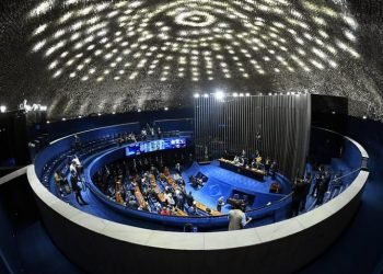 Senadores vão trabalhar apenas 9 dias por mês em Brasília