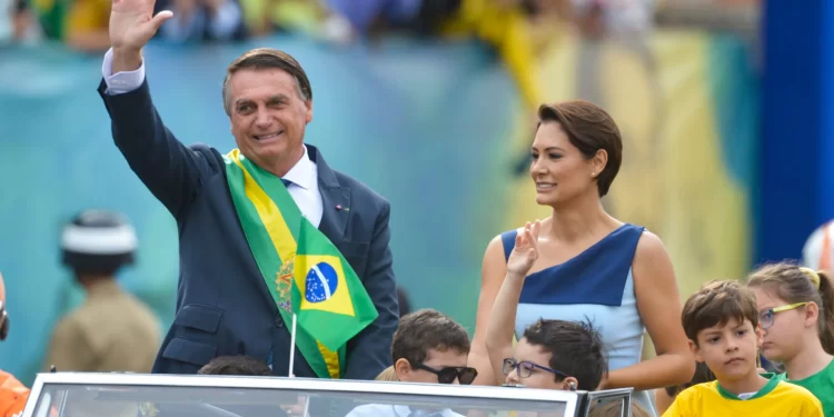 Se Jair Bolsonaro fica inelegível, Michelle o sucede’