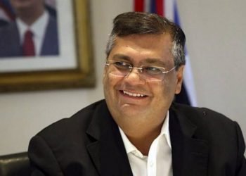 Flávio Dino entra sem escolta na Favela da Maré