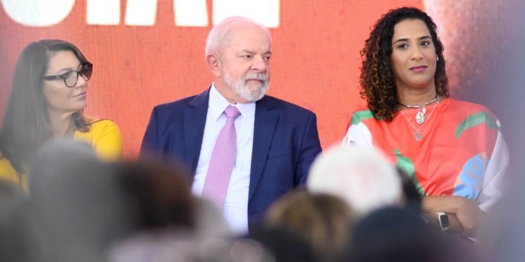 Lula cria cotas para negros no governo