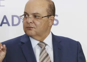 “Volto com coração limpo”, diz Ibaneis em primeiro discurso após retornar ao cargo.