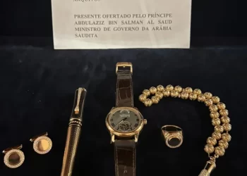 Defesa de Jair Bolsonaro entrega joias dadas por autoridades sauditas