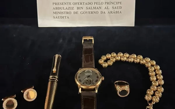 Defesa de Jair Bolsonaro entrega joias dadas por autoridades sauditas