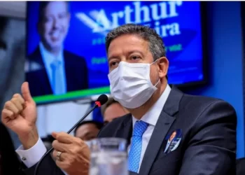 Presidente da Câmara ameaça deputados que falarem palavrões contra Lula e Bolsonaro