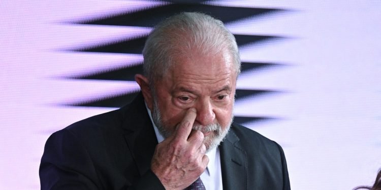 No Dia da Mulher, Lula defende igualdade salarial, cria Dia Marielle Franco e assina decreto para distribuição de absorventes