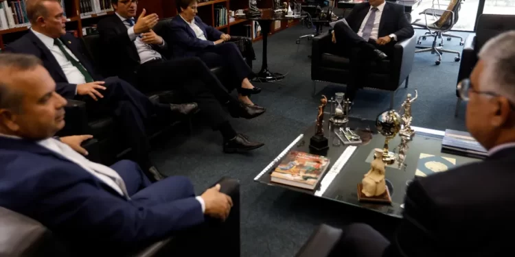 Senadores se reúnem com Moraes para falar sobre condições dos presos pelos atos de 8 de janeiro