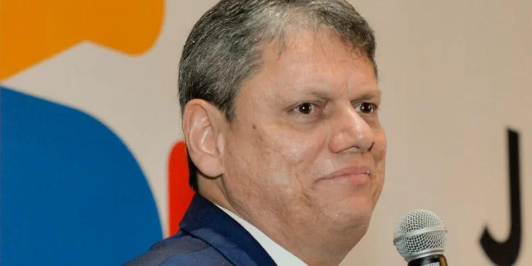 Tarcísio ofusca Lula e fixa novo mínimo em R$ 1.550 em SP