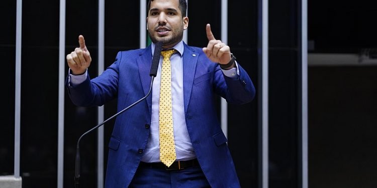 CNN pede desculpas a André Fernandes após informação errada