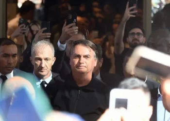 Defesa de Bolsonaro grava vídeo e mostra à PF como é fácil se atrapalhar ao compartilhar posts nas redes sociais