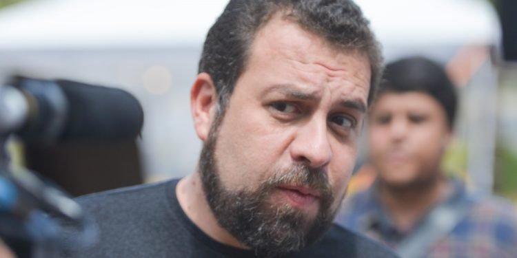 Apoio do Psol ao arcabouço fiscal será debatido, diz Boulos