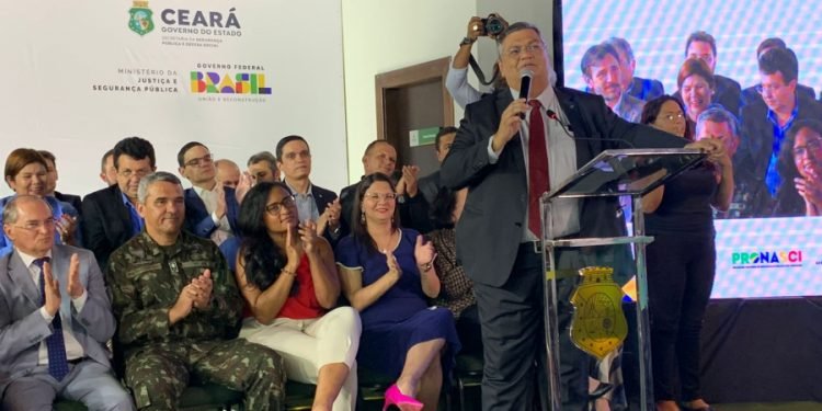 Satanás inventou grupos de WhatsApp e fake news, diz Dino