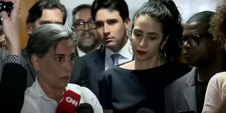 PL das Fake News: Marisa Monte e Glória Pires entregam pedido