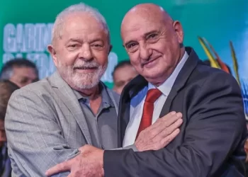 Quem é o ministro de Lula que estava no Planalto durante ato?
