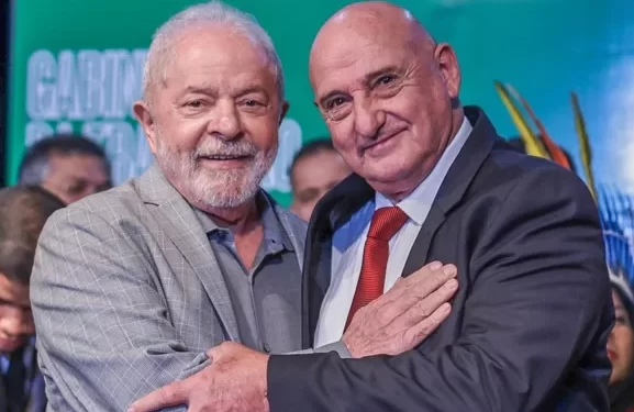 Quem é o ministro de Lula que estava no Planalto durante ato?