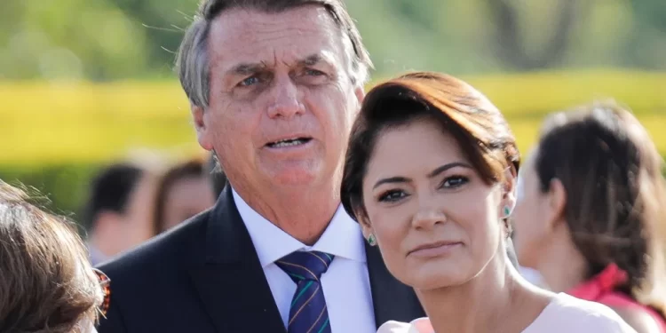 Michelle Bolsonaro critica Lula e afirma que móveis retirados do Palácio da Alvorada eram seus