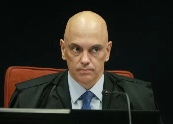 Moraes manda GSI revogar sigilo e enviar vídeos ao STF em 48h