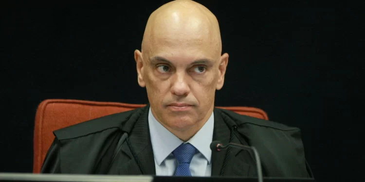 Moraes manda GSI revogar sigilo e enviar vídeos ao STF em 48h