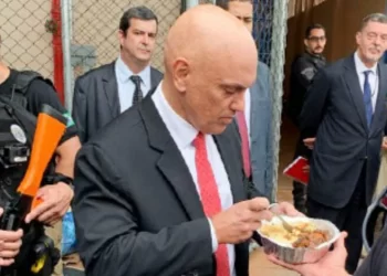 Moraes vai à Papuda e experimenta ‘quentinha’