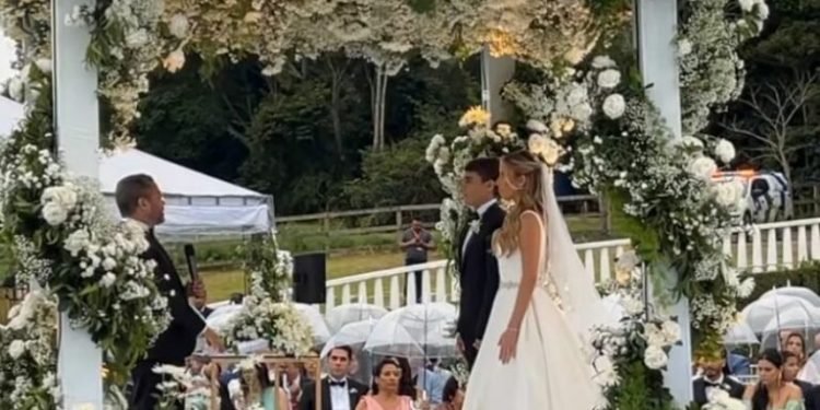 Nikolas Ferreira se casa com Lívia Orletti em cerimônia no ES