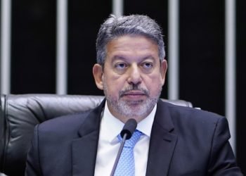 Lira volta a alfinetar Lula e rejeita ‘retrocesso’ no Marco do Saneamento