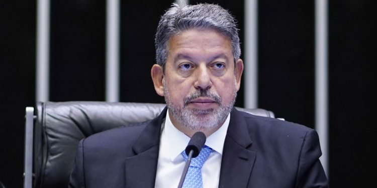 Lira volta a alfinetar Lula e rejeita ‘retrocesso’ no Marco do Saneamento