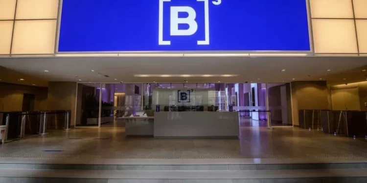 Alta da inflação e queda na projeção do PIB derrubam Ibovespa