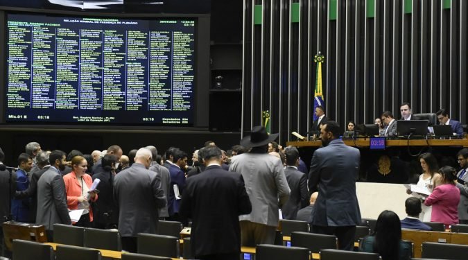Após acordo, Congresso mantém veto de Bolsonaro à correção anual do piso da enfermagem