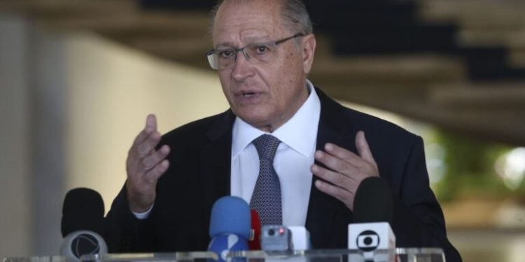 Alckmin se junta a Lula e endossa críticas ao Banco Central