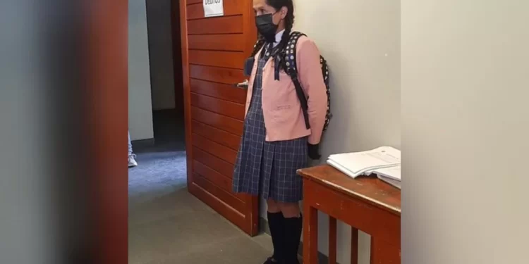 Homem se veste de menina e entra em banheiro de escola