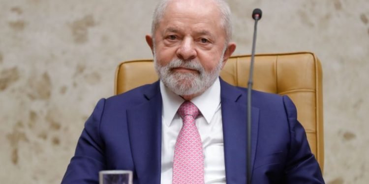 Lula quebra promessa e esconde gastos com viagens