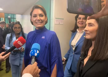 Vídeo: Michelle Bolsonaro rebate jornalistas sobre joias sauditas
