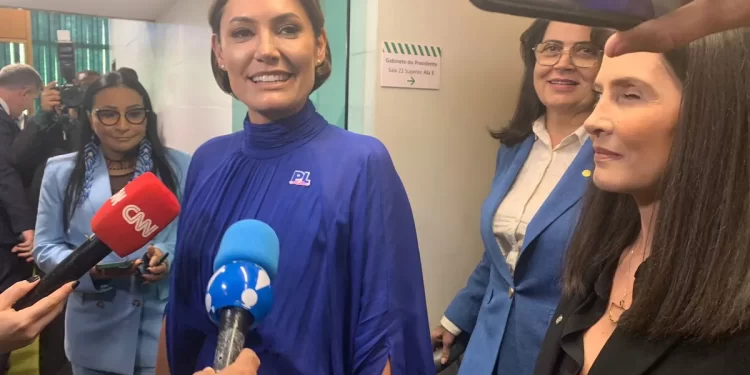 Vídeo: Michelle Bolsonaro rebate jornalistas sobre joias sauditas