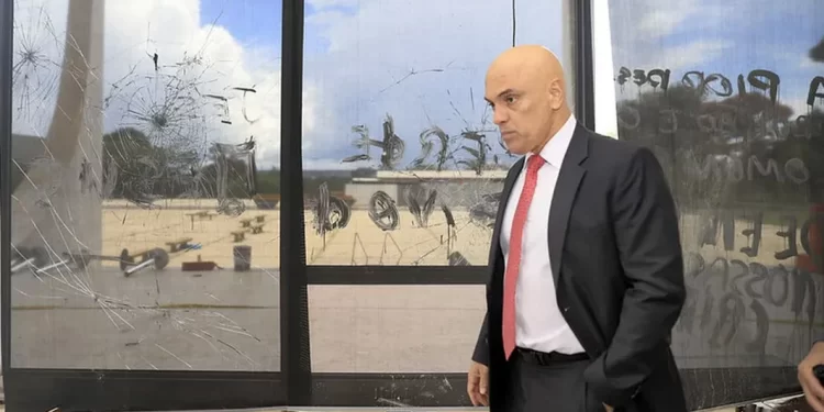 Alexandre de Moraes dá 10 dias para PF colher depoimento de Bolsonaro sobre atos do 8 de Janeiro