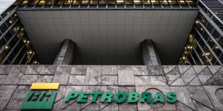 Petrobras vota hoje aumento salarial de quase 44% para executivos