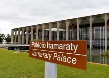 Deputados querem revogar decreto de Lula que voltou a exigir visto de 4 países