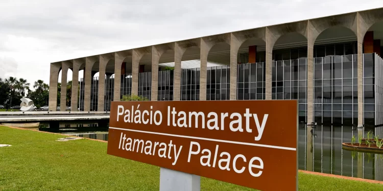 Deputados querem revogar decreto de Lula que voltou a exigir visto de 4 países