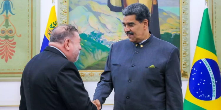 Maduro recebe comitiva do governo na Venezuela para acordo bilateral com o Brasil