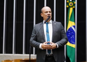 Deputado diz que prisão de coronel Cid é ilegal