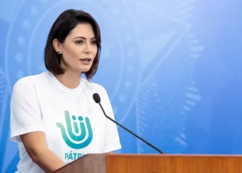 Michelle Bolsonaro vira alvo do governo Lula