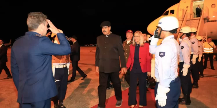 Militares batem continência a Maduro e são criticados