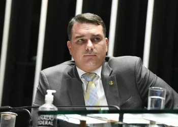 Flávio Bolsonaro desiste de ser candidato a prefeito do Rio