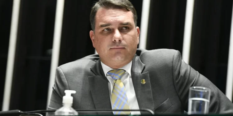 Flávio Bolsonaro desiste de ser candidato a prefeito do Rio