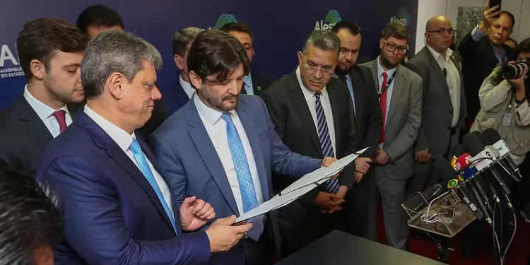 Tarcísio propõe aumento de 20% a policiais de São Paulo