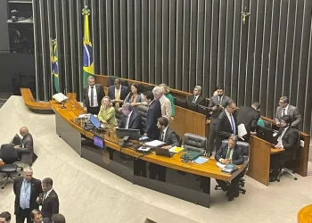 Apreendidos celulares de Bolsonaro e Michelle