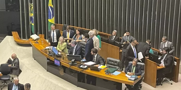 Apreendidos celulares de Bolsonaro e Michelle