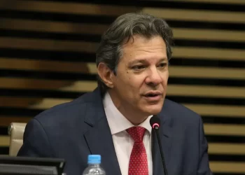 Haddad viaja ao Japão para pedir ajuda… à Argentina