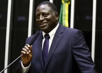 Justiça anula multa a deputado que não usou máscara na pandemia