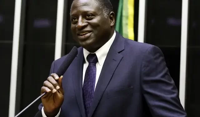 Justiça anula multa a deputado que não usou máscara na pandemia