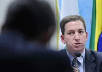Glenn Greenwald diz que mídia usa notícias falsas para defender ‘PL da Censura’